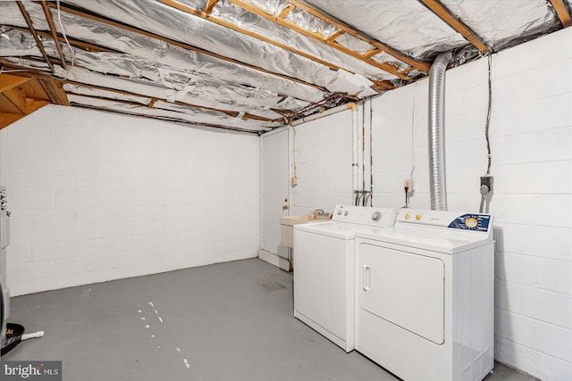 laundry room with sink and washing machine and dryer