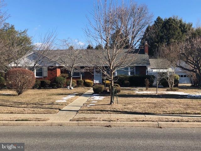 view of front of property with a front lawn