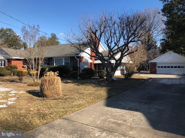 view of front of home with an outbuilding, a garage, and a front yard