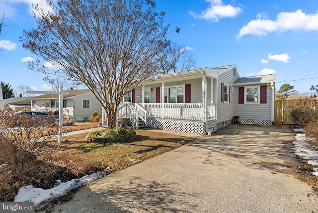 ranch-style home with a porch