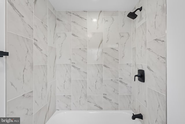 bathroom featuring tiled shower / bath combo