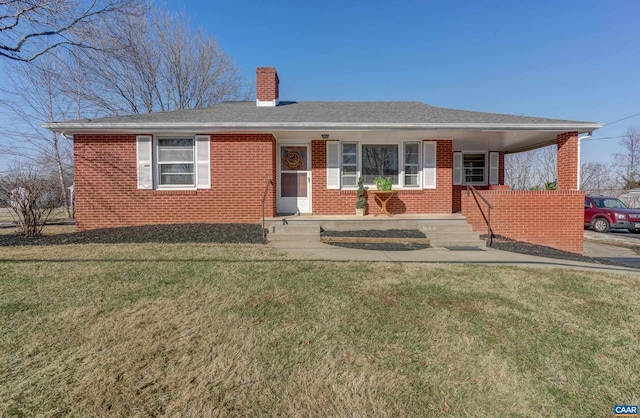 view of front of property featuring a front yard and a porch