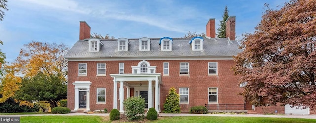 view of front of house featuring a front lawn