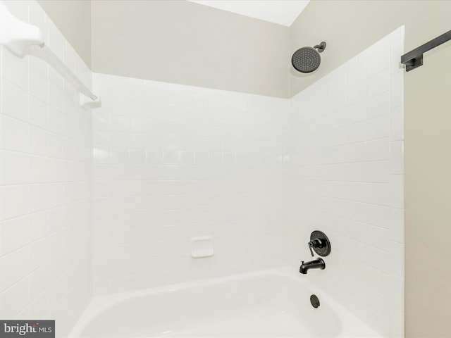 bathroom featuring tiled shower / bath