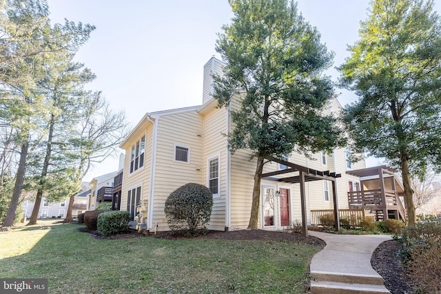 view of front of property with a front yard