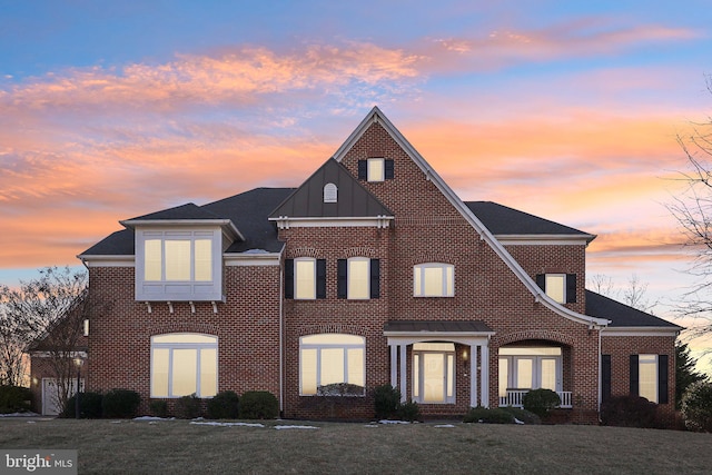 view of front of property featuring a lawn