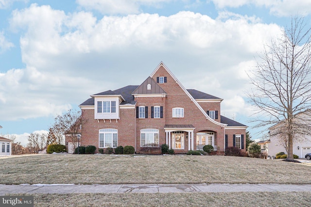 view of front of property featuring a front lawn