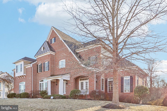 view of front facade with a front yard