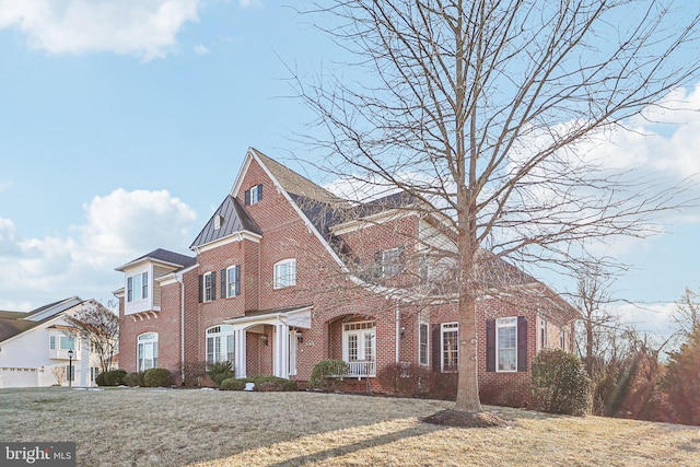 view of front facade featuring a front yard