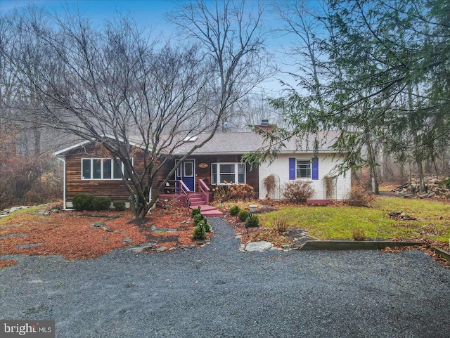 single story home featuring a front yard