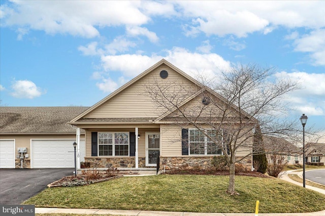 view of front facade featuring a garage and a front yard