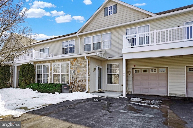 townhome / multi-family property featuring a garage