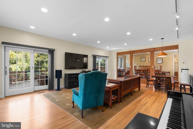 living area with light wood-type flooring, rail lighting, baseboards, and recessed lighting