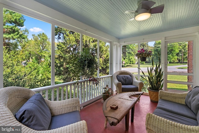 sunroom / solarium featuring a ceiling fan