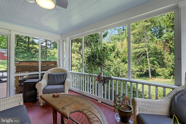 sunroom / solarium with ceiling fan