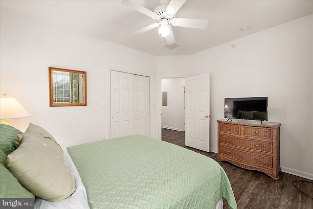 bedroom featuring dark wood-type flooring, ceiling fan, and a closet