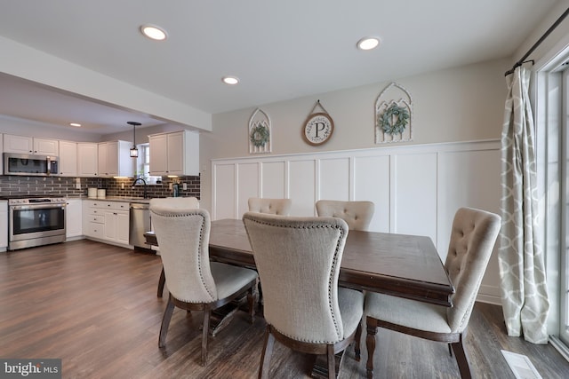 dining space with sink and dark hardwood / wood-style flooring