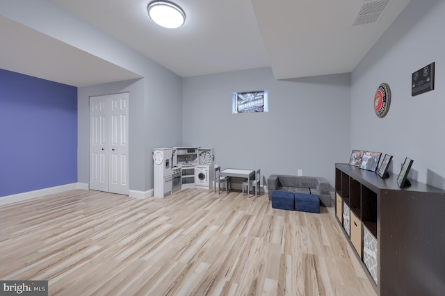 living area with light hardwood / wood-style flooring