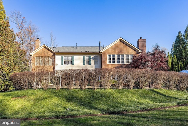 view of front of home featuring a front lawn