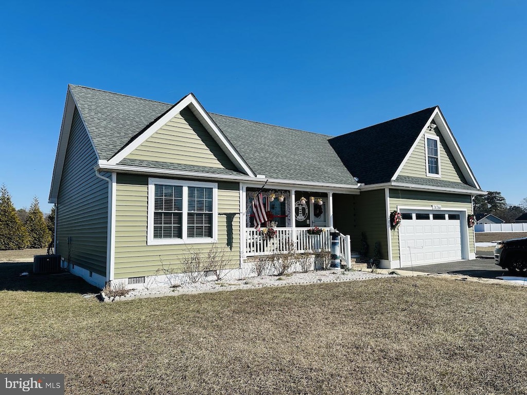 view of front of property featuring cooling unit, a front yard, and a porch