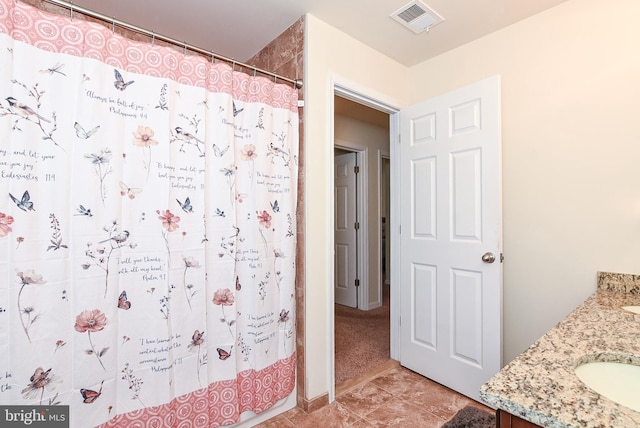 bathroom featuring a shower with curtain and vanity