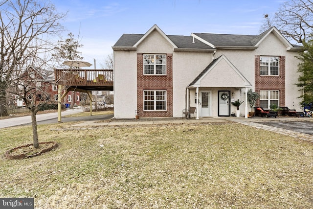 view of front of house featuring a wooden deck and a front yard