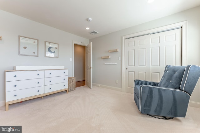 sitting room featuring light carpet, visible vents, recessed lighting, and baseboards