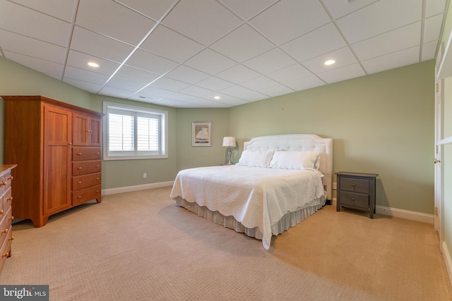 bedroom featuring light carpet, a drop ceiling, recessed lighting, and baseboards