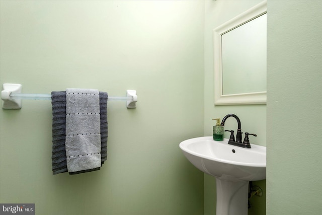 bathroom featuring sink