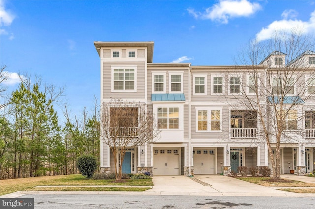 townhome / multi-family property featuring a garage