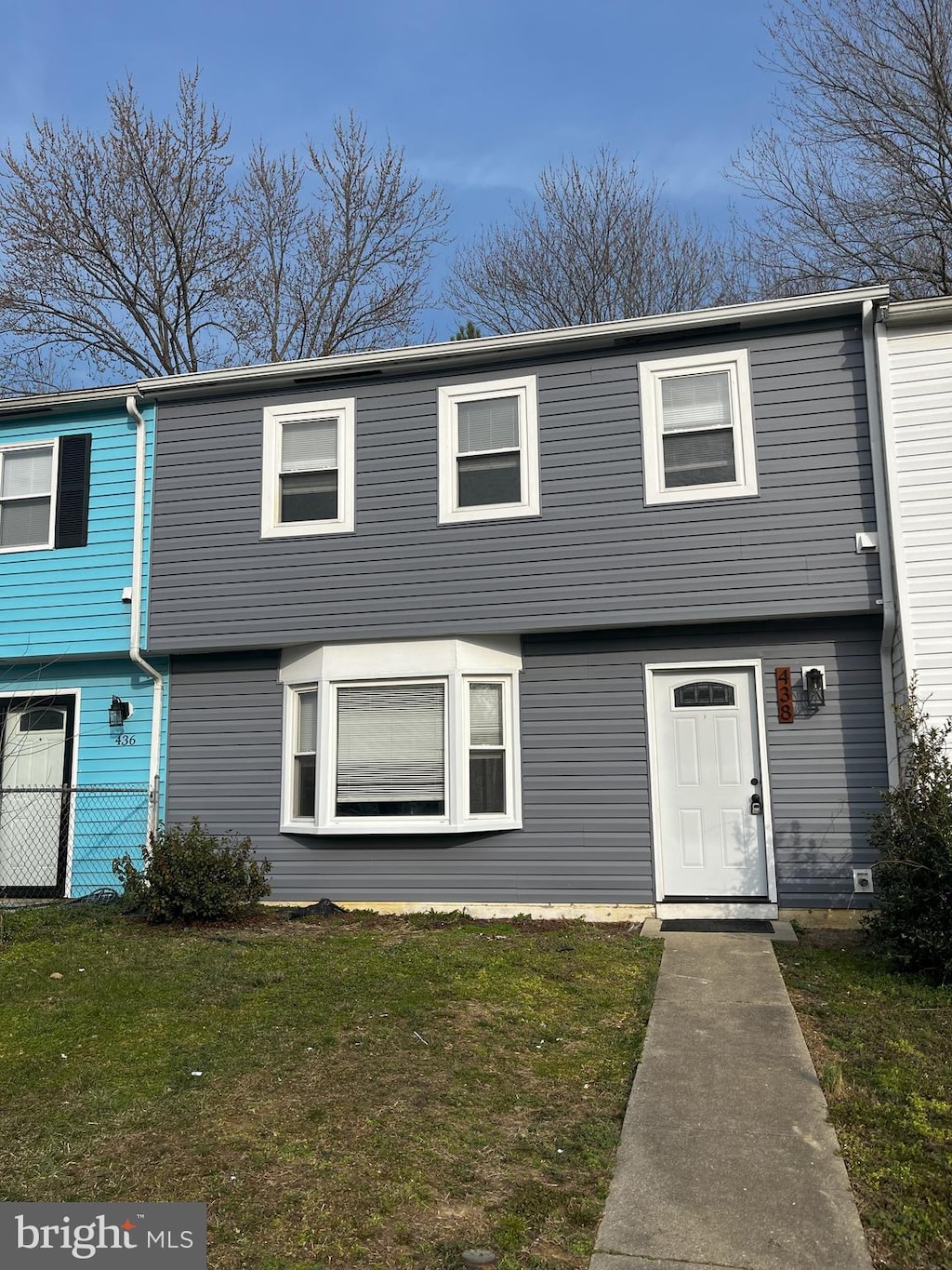 view of front facade featuring a front yard