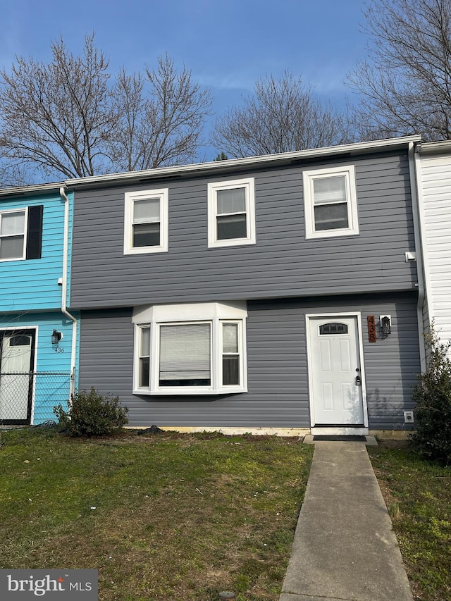 view of front facade featuring a front yard