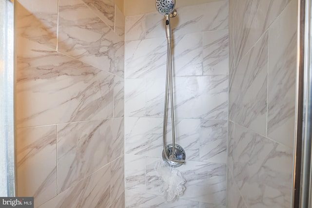 room details featuring a tile shower