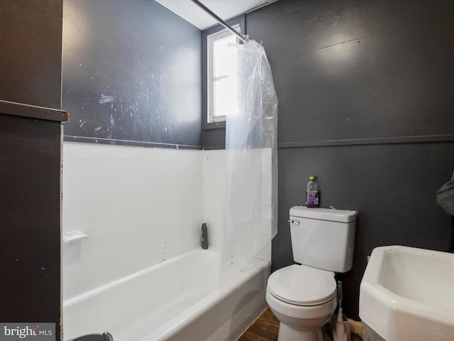 full bathroom featuring shower / tub combo with curtain, toilet, sink, and hardwood / wood-style floors