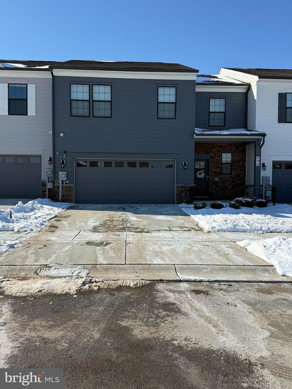 view of front facade featuring a garage