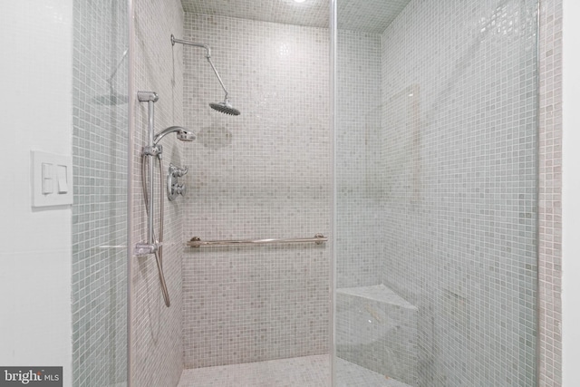 bathroom featuring a tile shower