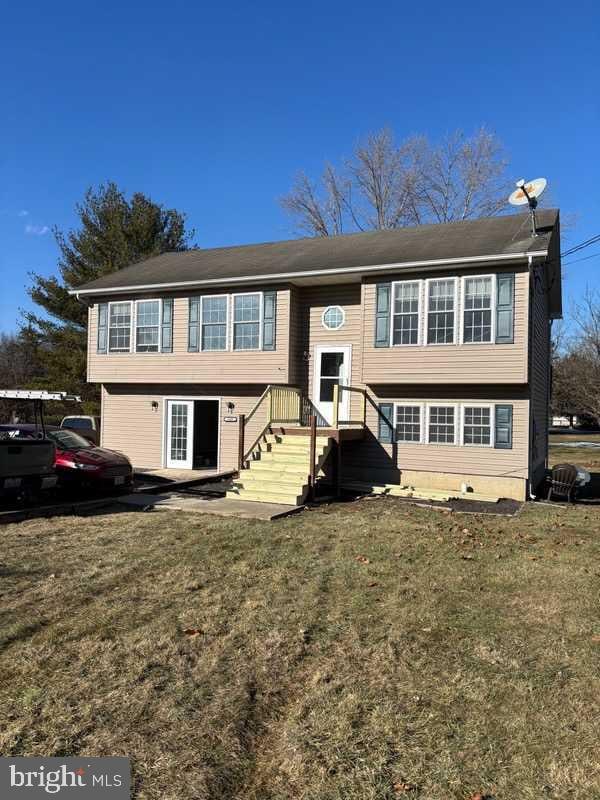 split foyer home featuring a front lawn