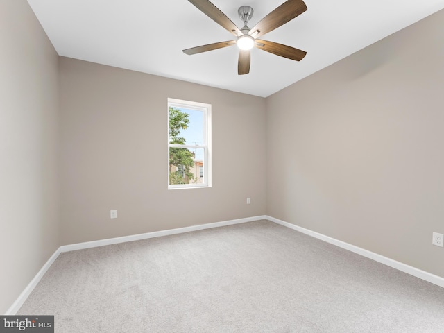 carpeted empty room featuring ceiling fan