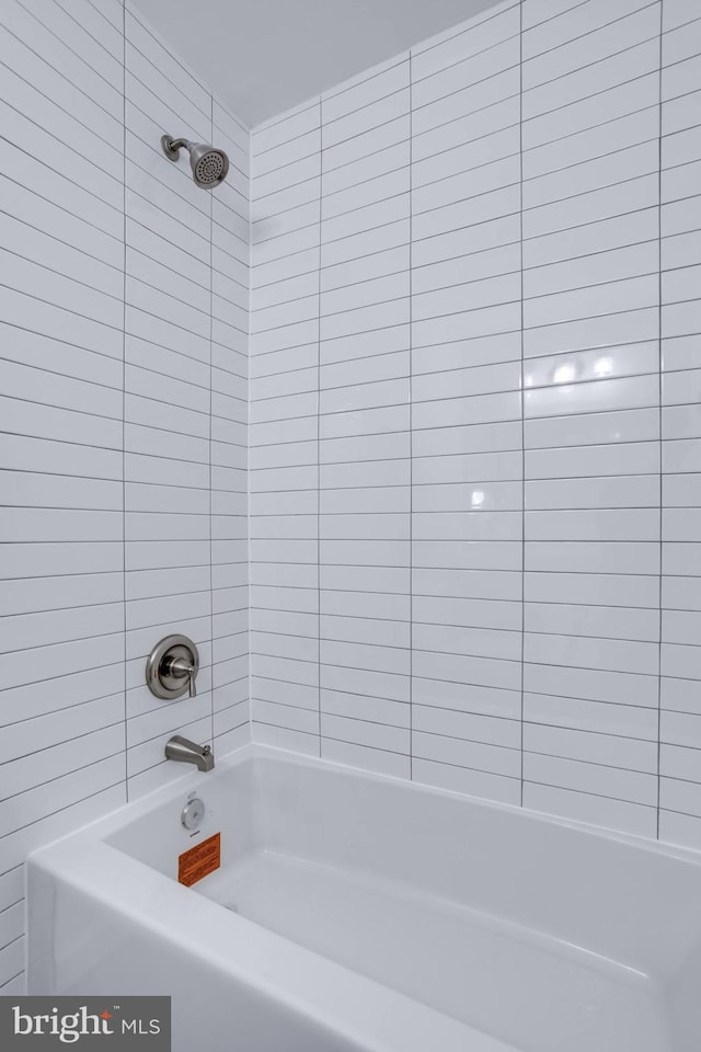 bathroom featuring tiled shower / bath combo