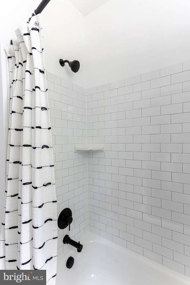 bathroom with shower / bath combo