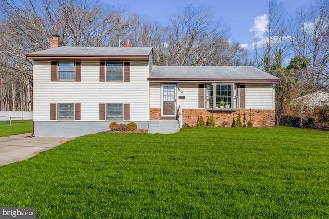 split level home featuring a front yard