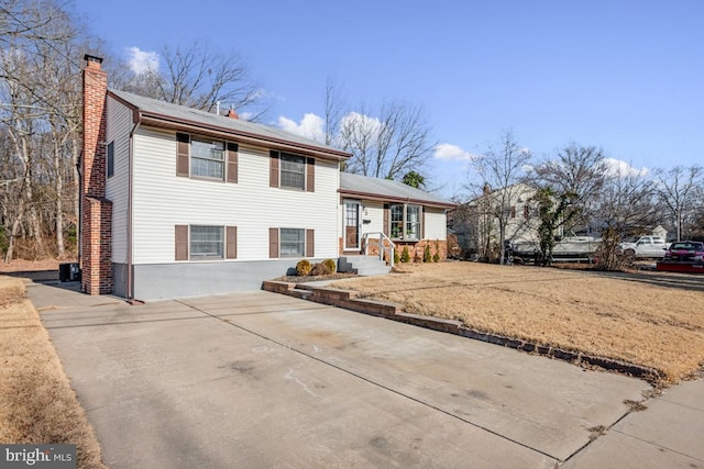 tri-level home featuring a front lawn