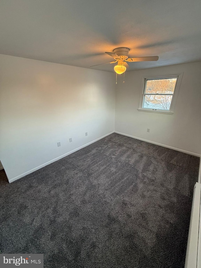 carpeted empty room featuring ceiling fan