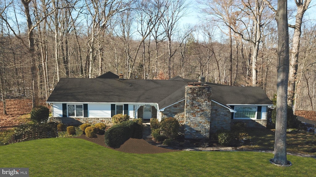 single story home featuring a front yard