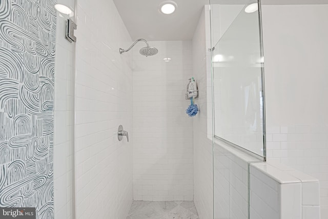 bathroom featuring a tile shower