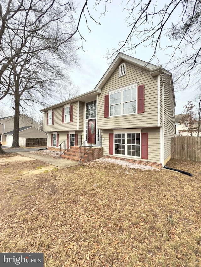 bi-level home featuring a front lawn