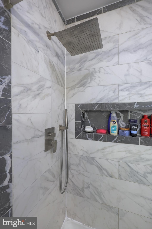 room details featuring a tile shower