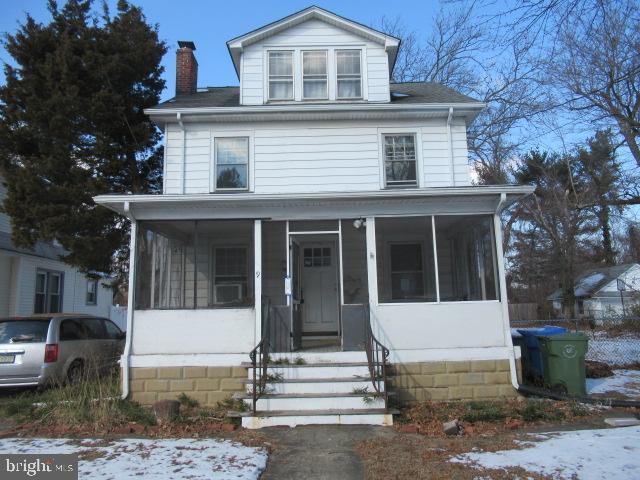 view of front of property featuring a sunroom