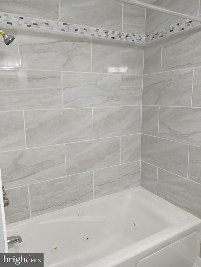 bathroom featuring tiled shower / bath