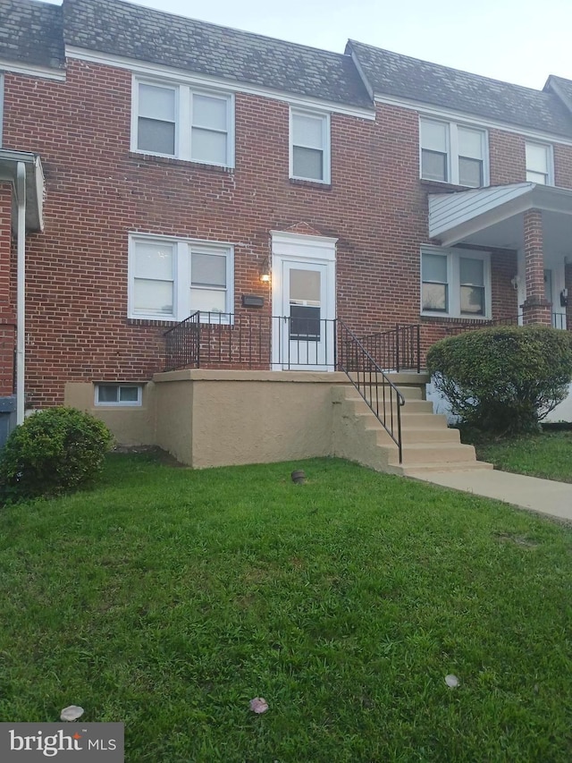 view of front facade featuring a front lawn